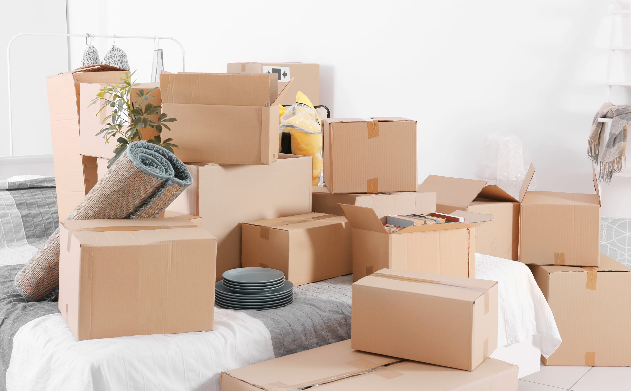Package items. Упаковка вещей для переезда. Упаковка мебели. Коробки для упаковки вещей. Упакованные вещи в коробки.